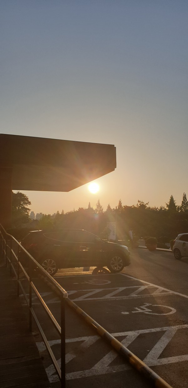 회사앞에서 사진
